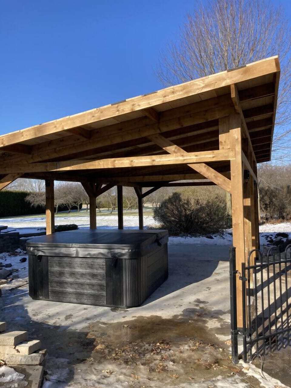 Outdoor spa tub