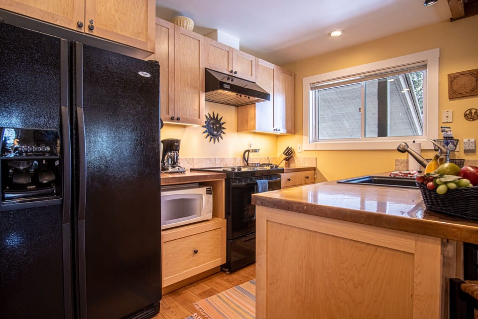 Modern, fully-equipped kitchen