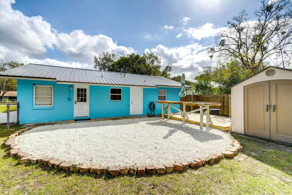 Palatka Vacation Rental | 2BR | 1BA | 986 Sq Ft | 1 Step Required