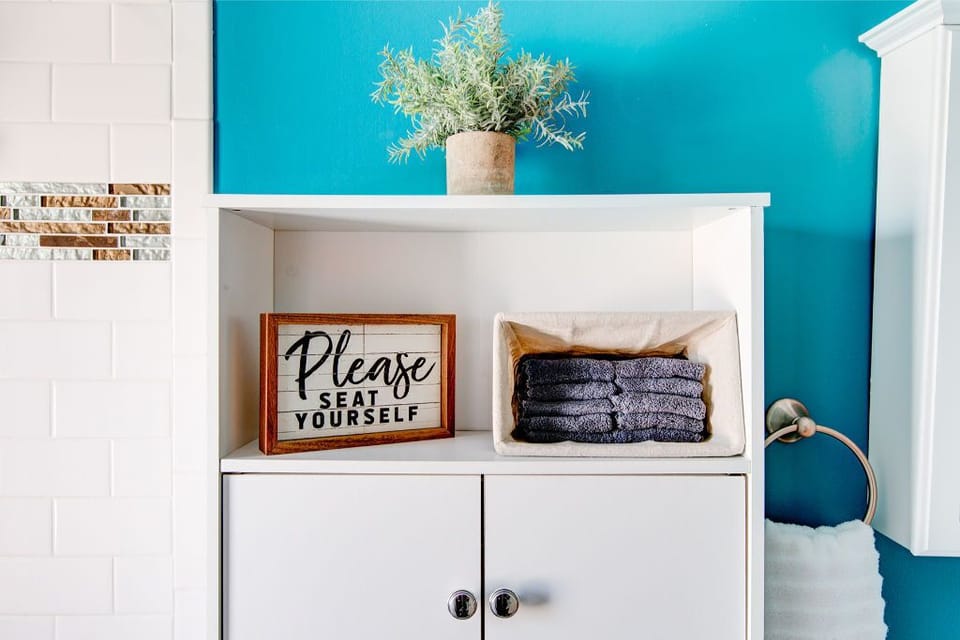 Wall decor that brings a slice of the seaside indoors.
