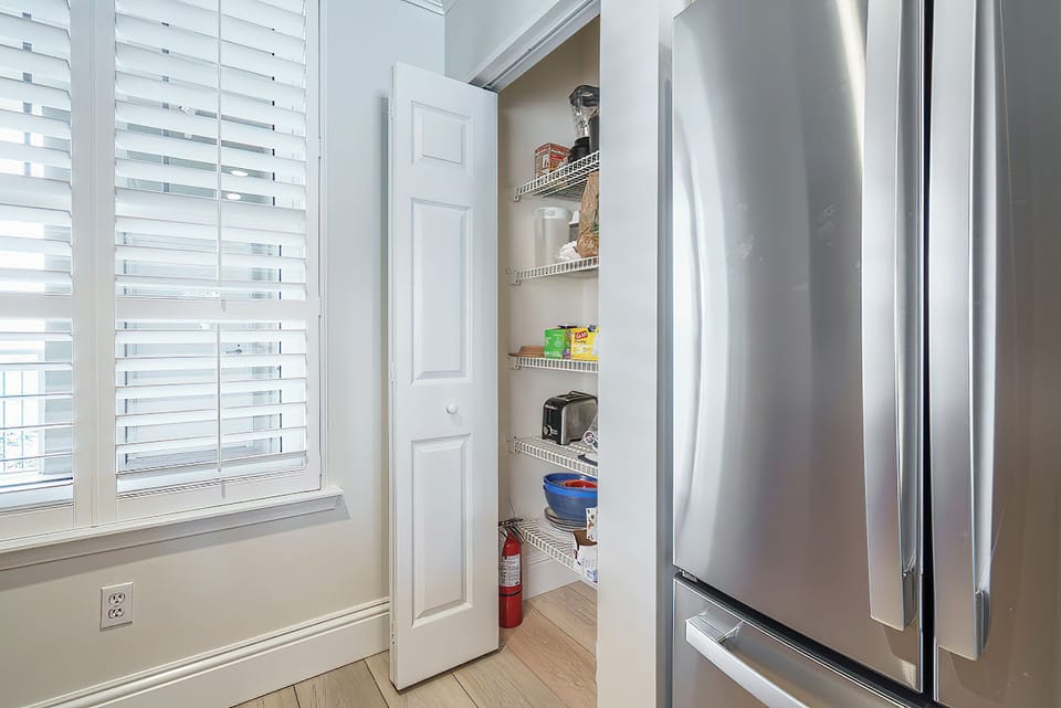 LARGE PANTRY