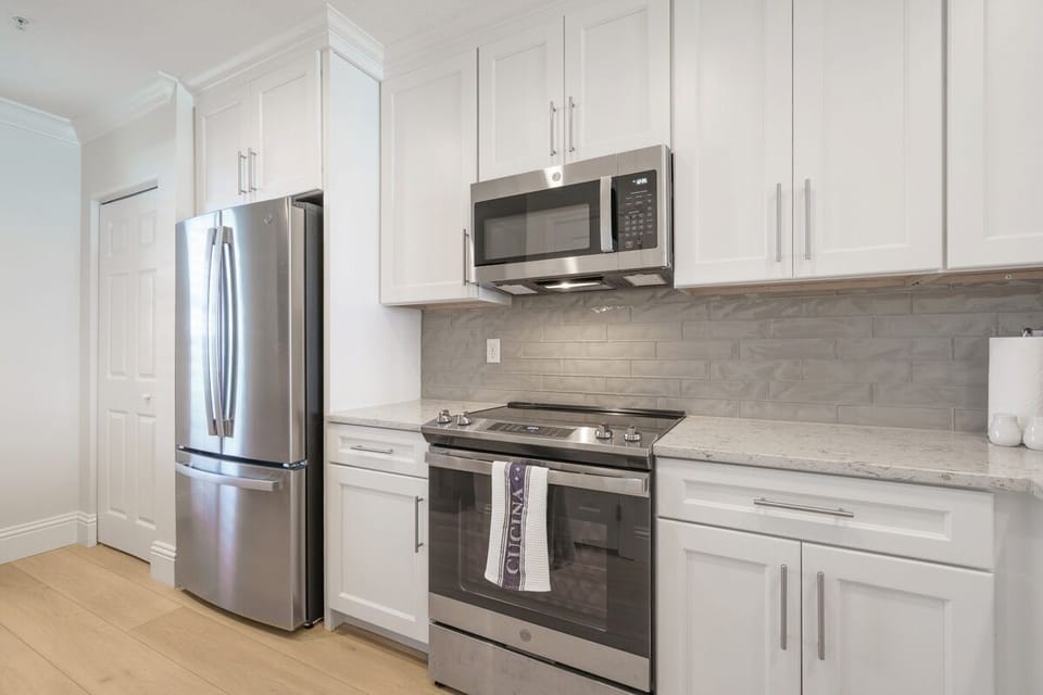 FULL SIZE STAINLESS APPLIANCES