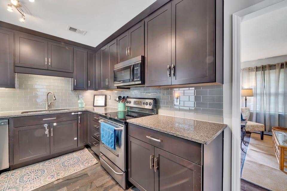 Fully stocked kitchen for 6