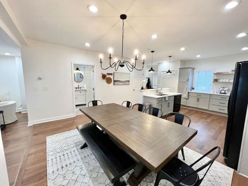 Kitchen & Dining Area