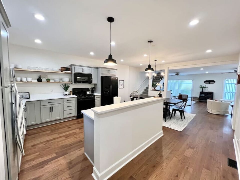 Kitchen & Dining Area