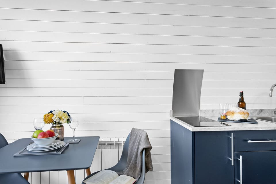 Dining table and electric hob - Honeycrisp Pod