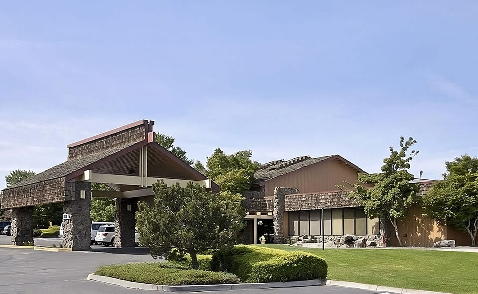 Pull in smoothly with convenient parking and landscaped grounds.
