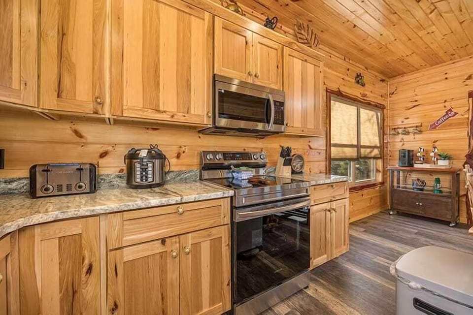 Cabin With Home Amenities