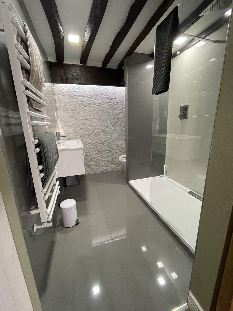 Ensuite (to Bedroom 1) - room view