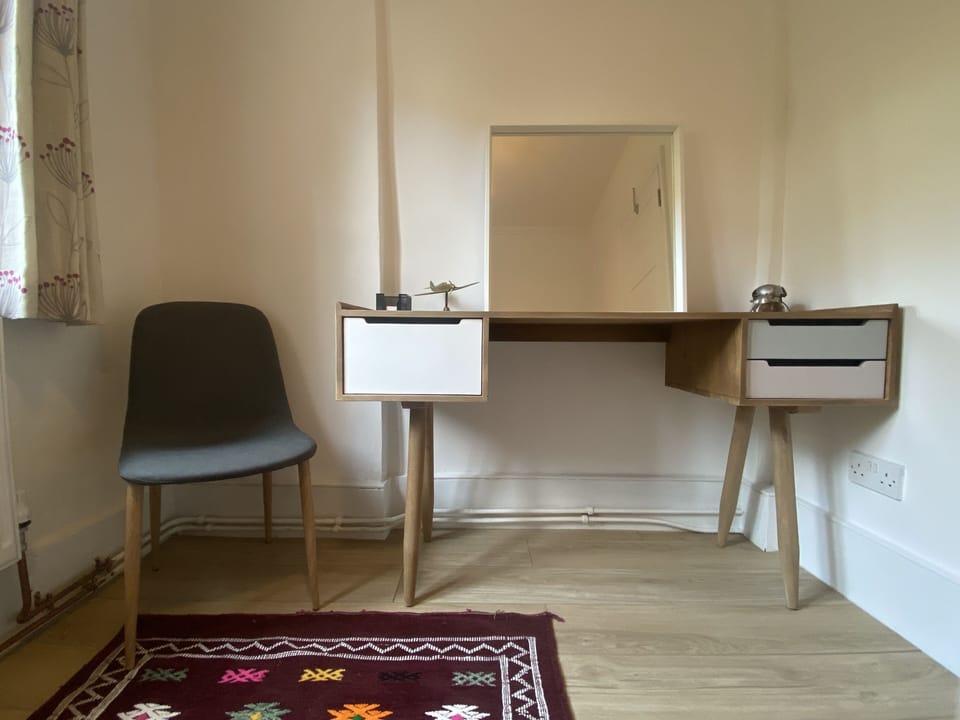 Bedroom 2
Single Bedroom with desk