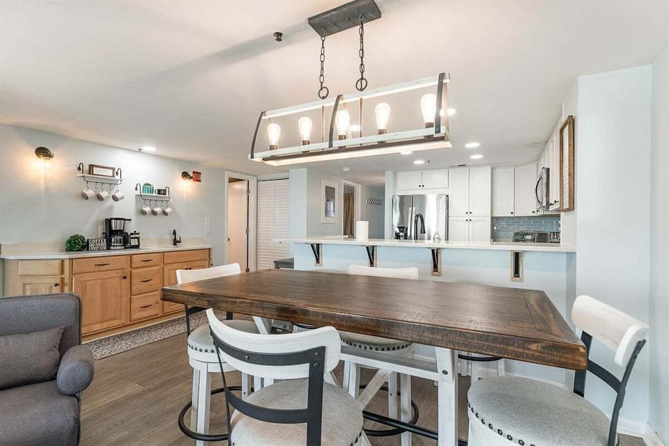 An open dining setup that keeps everyone connected from kitchen to living room.