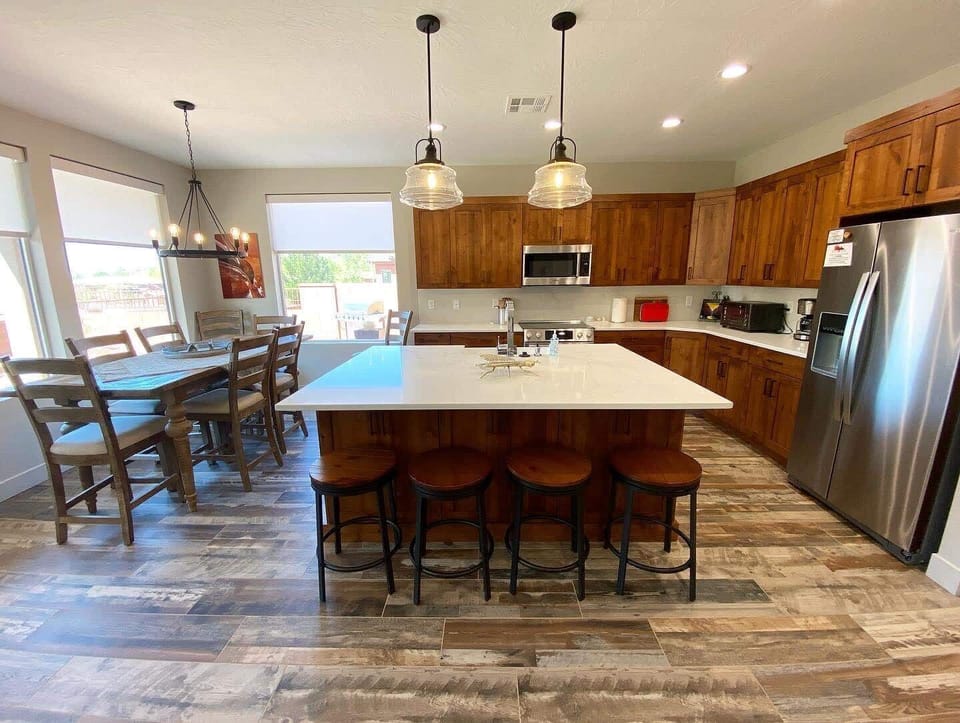 The state-of-the-art kitchen at Southern Courtyard is a joy to cook in, w/ample space, high-end stainless steel appliances, and all the needed supplies. When you’re ready to dine, there’s seating for 4 at the island or 6 can sit at the table.