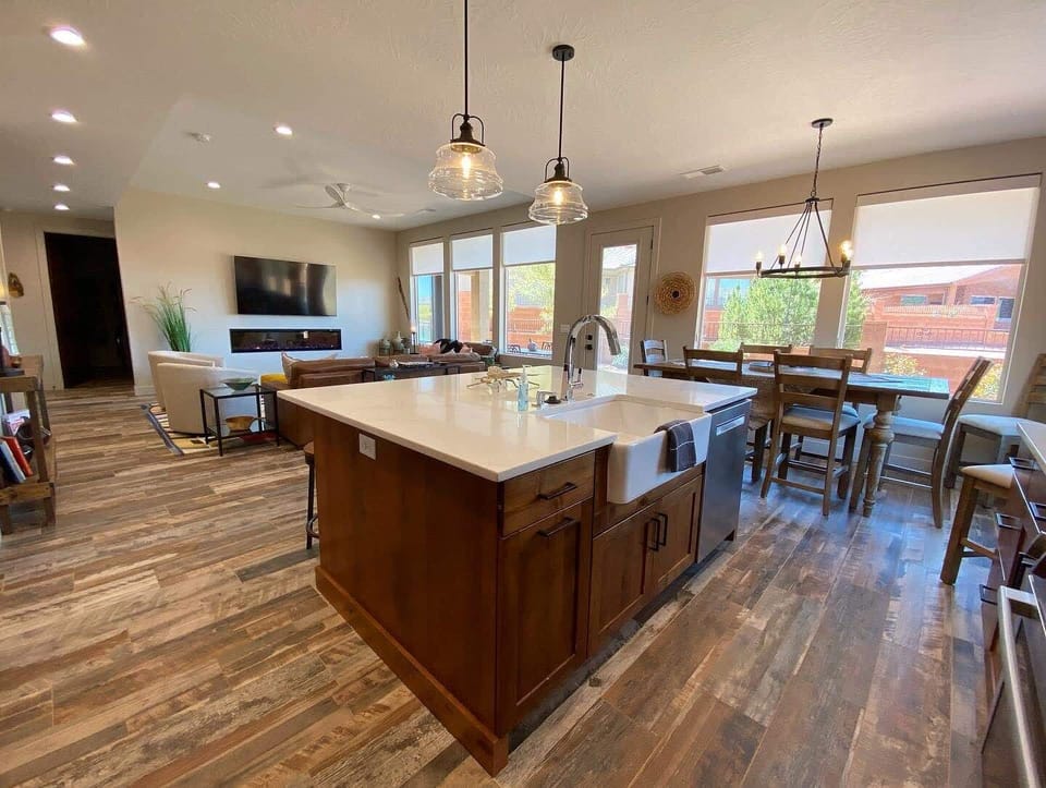Southern Courtyard's décor is a blend of modern and rustic, with charming touches like a farmhouse sink and a barnwood-style dining table.