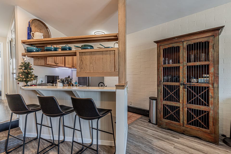 Kitchen and Breakfast Bar