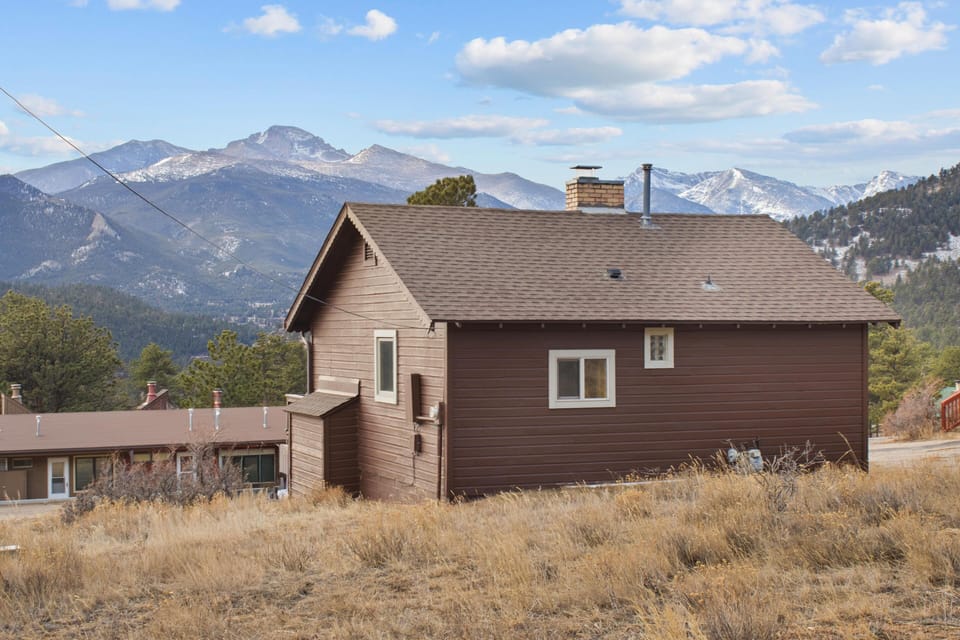 Cozy mountain retreat with stunning panoramic views