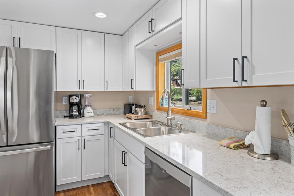 New kitchen w/ new appliances