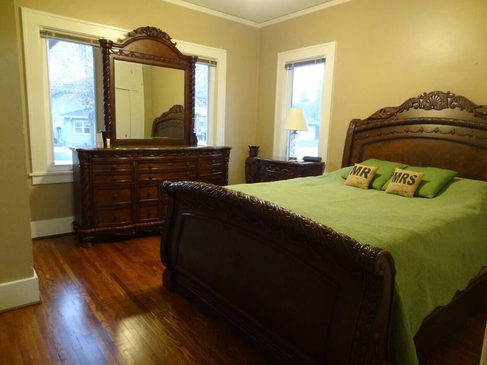 3rd bedroom with queen bed