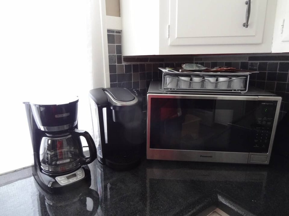 2 coffee pots 1 Keurig and 1 regular