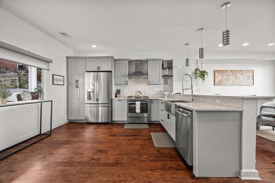 A fully equipped luxury kitchen