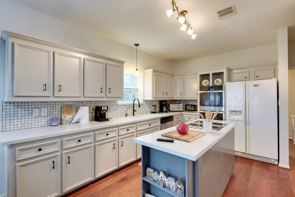 Kitchen | Pots & Pans | Blender | Air Fryer | Electric Tea Kettle