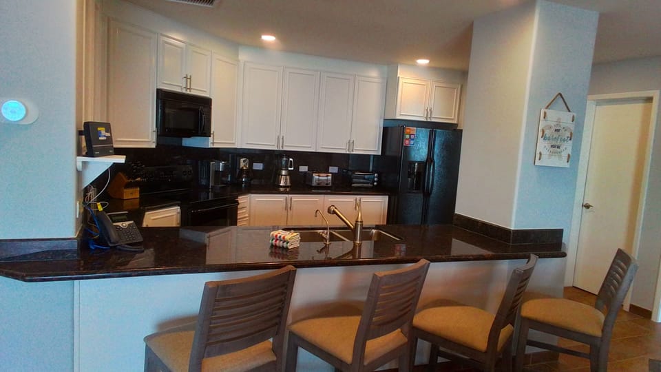 Kitchen & bar (4 stools)