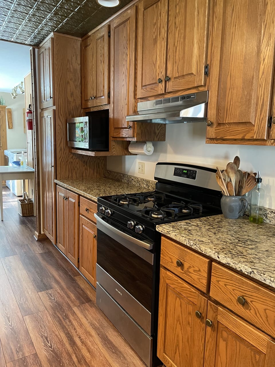 Granite Counters, Gas Cooktop and Electric Oven.
