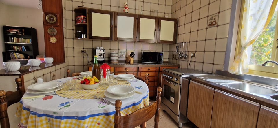 Kitchen (ground floor)