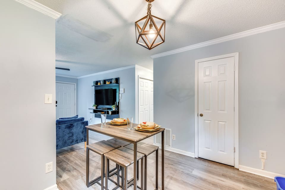 Dining Area | Dishware/Flatware Provided