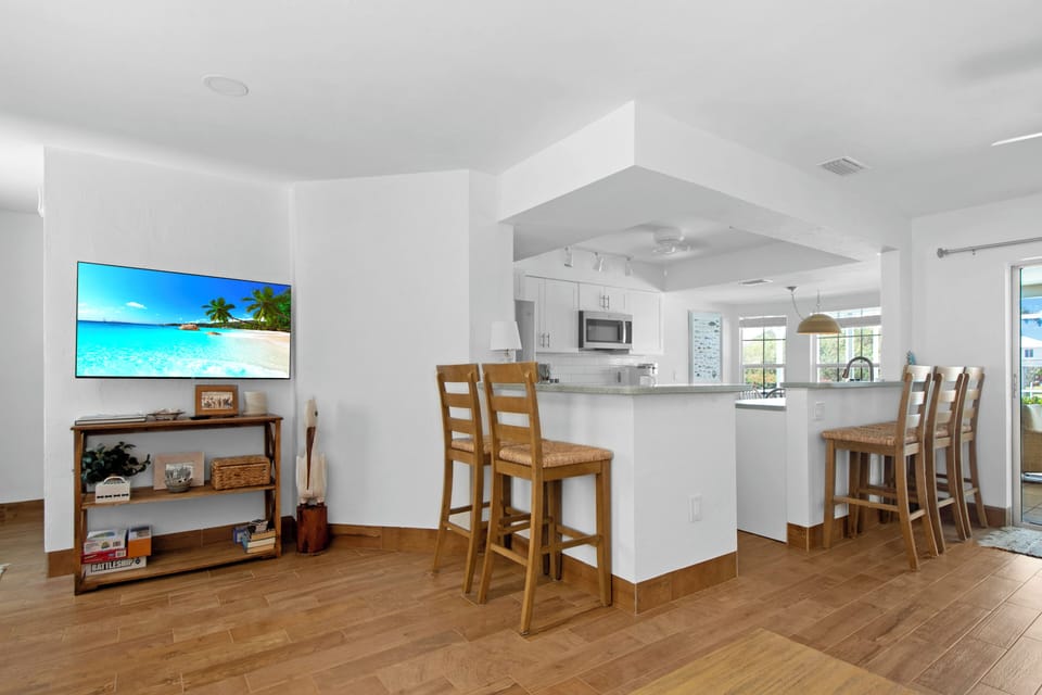 Living room and kitchen area (breakfast bar seats 5 people) Pic#2