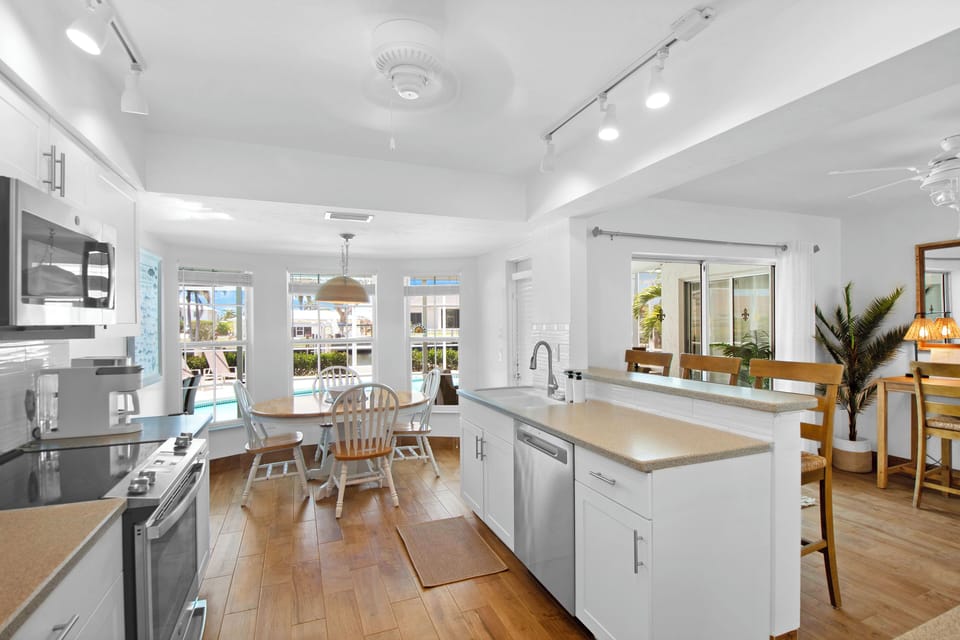 Kitchen with full size appliances, dinning table seats 4 people Pic#3