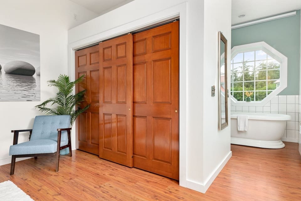 King suite features a WRAP AROUND entry to the master bathroom