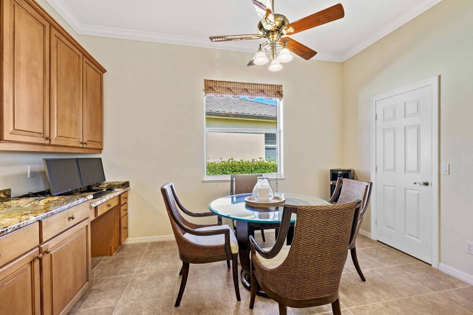 Additional seating area off of the kitchen where you can pull up to a desk