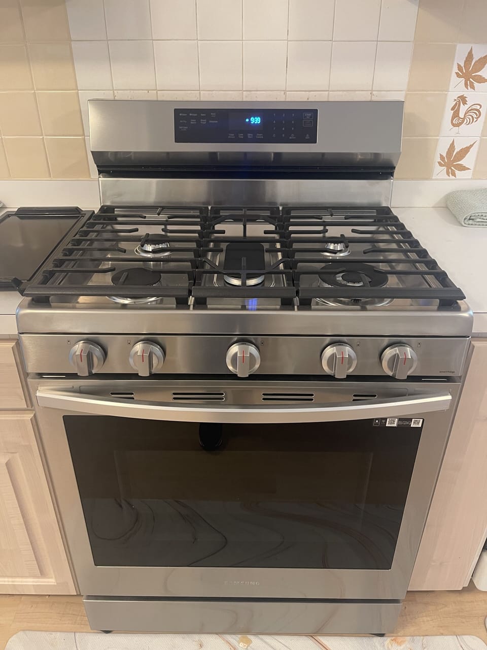 5 Burner Gas Stove with Oven. 