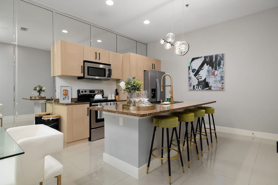 Fully equipped kitchen with additional seating for up to 4 guests!