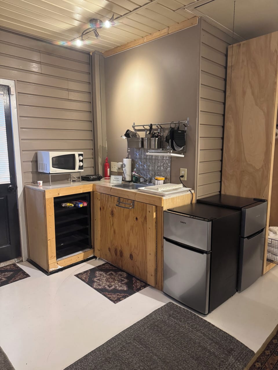 Kitchenette allows for as little or as much cooking space.