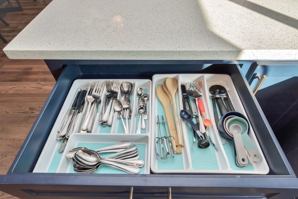 Ample Utensils Along with Cooking Necessities