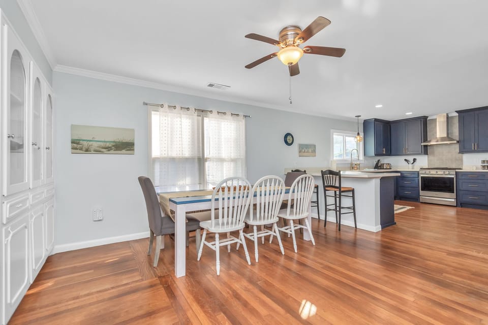 Dining Area with Seating for 8 with 2 Additional Bar Stools
