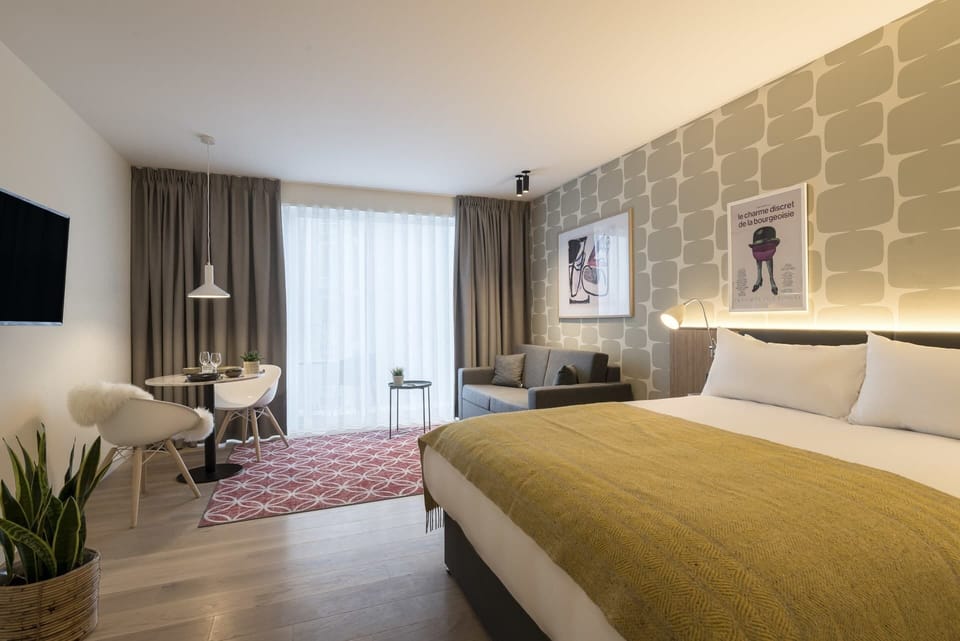 Unit with 1 King bed. Exact unit will be assigned upon arrival. Views, colors and decor may vary.