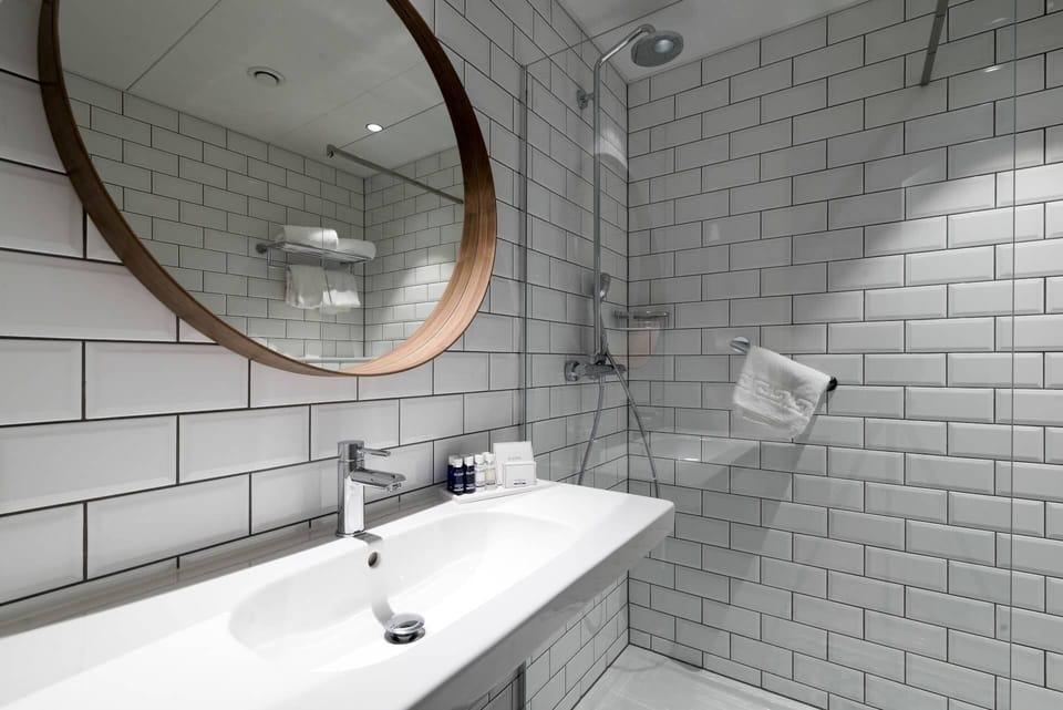 Full bathroom, there’s no need to bring a thing!