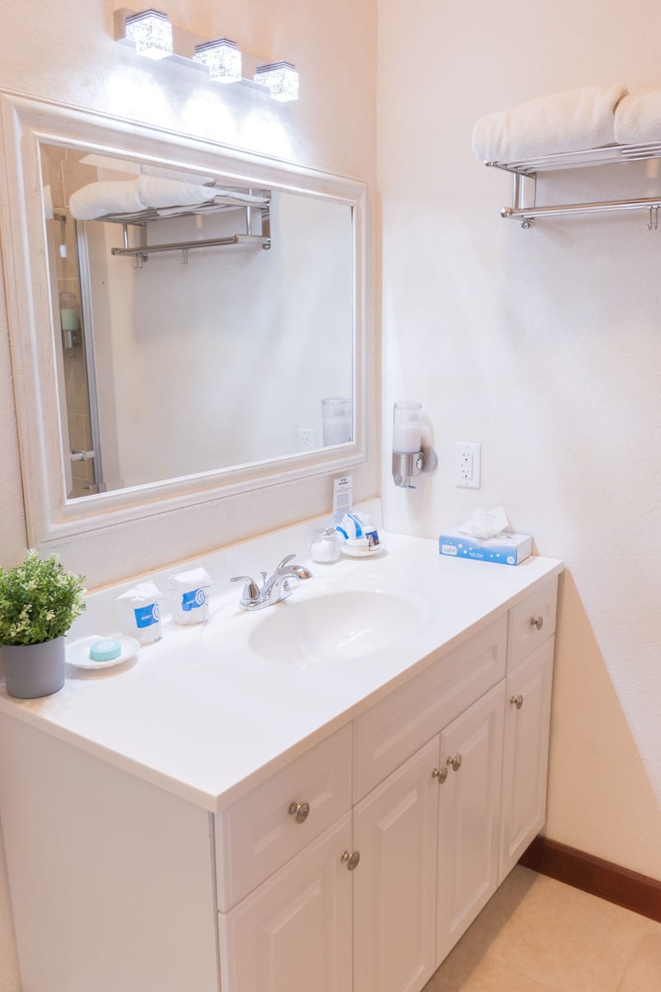 Bathroom with a shower/ tub. The essential kit and towels are provided!