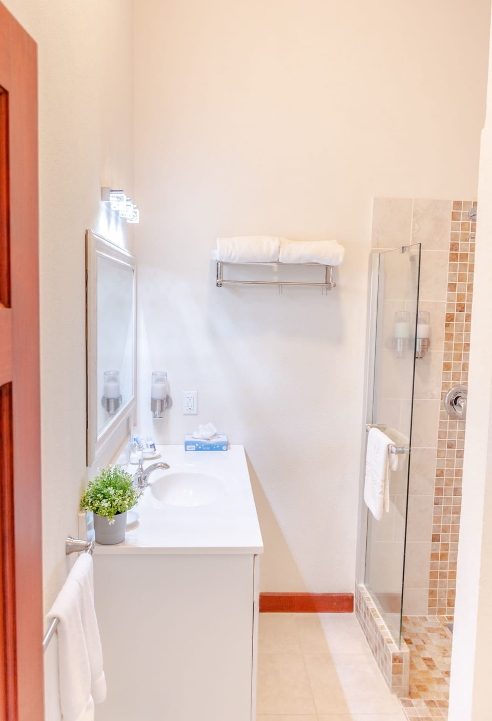 Bathroom with a shower/ tub. The essential kit and towels are provided!