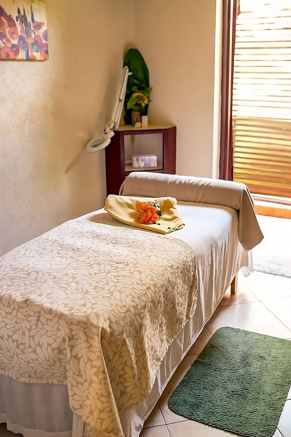 Couples treatment rooms, spa tub, steam room, body treatments