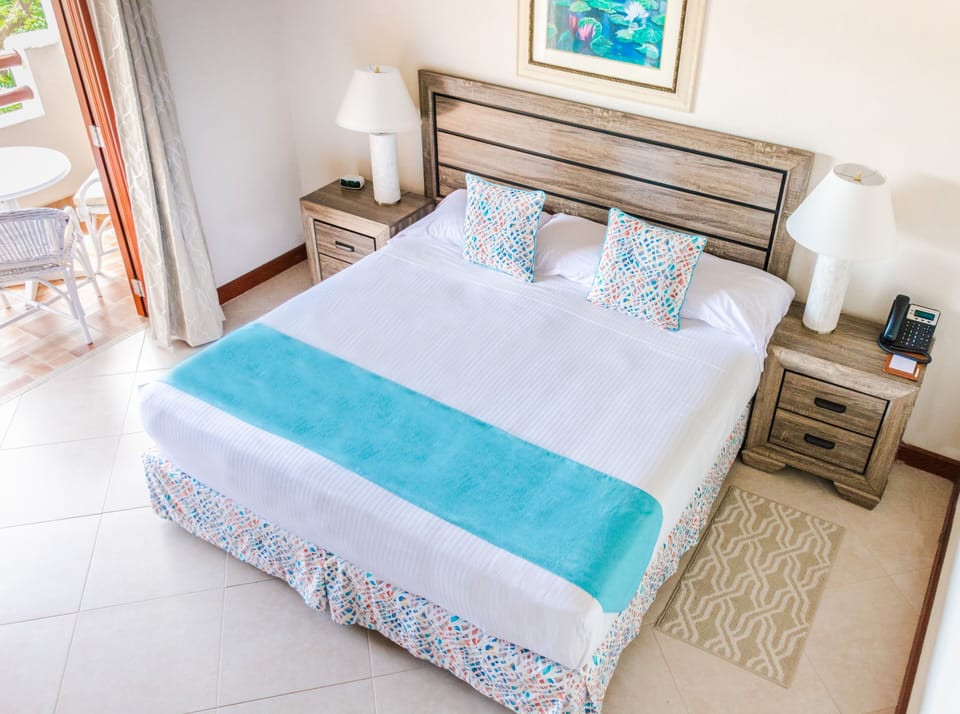 Unit with 1 Queen bed. Exact unit will be assigned upon arrival. Views, colors and decor may vary.