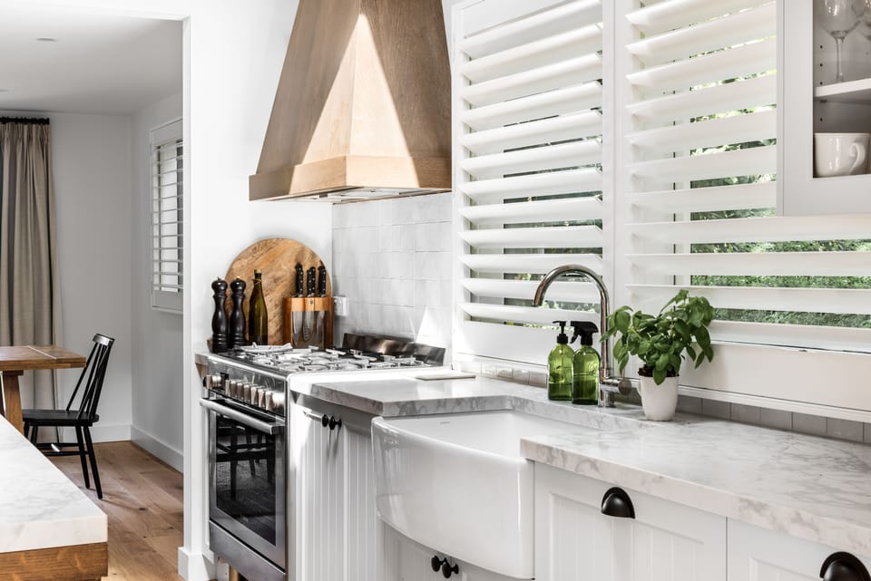 Custom Oak rangehood, shaker cabinets, stone benchtops & butlers sink.
