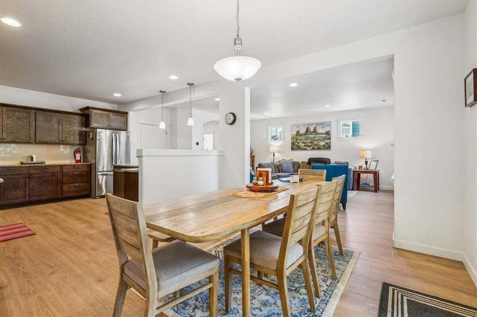 Dining Area at Kenai Retreat