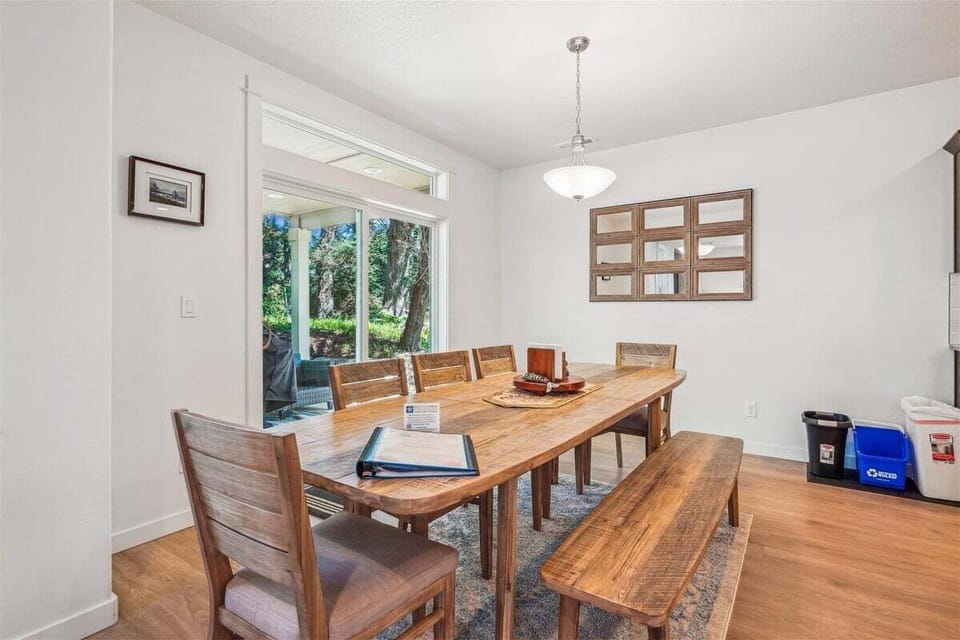 Dining Area at Kenai Retreat