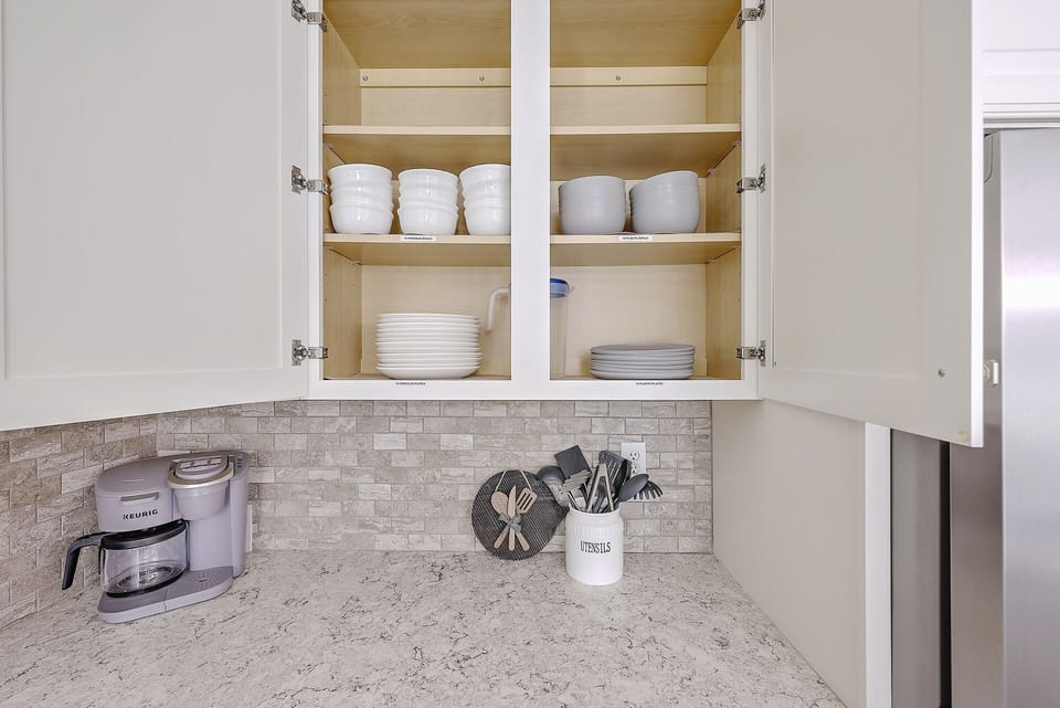 Dining sets & kid-friendly plastic sets