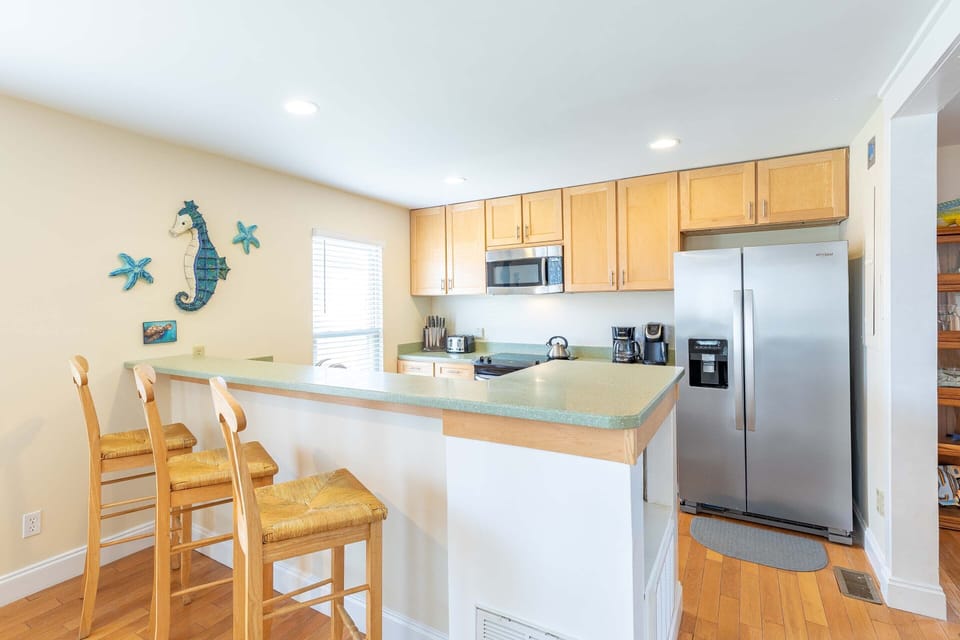 Fully equipped kitchen with counter seating for 3
