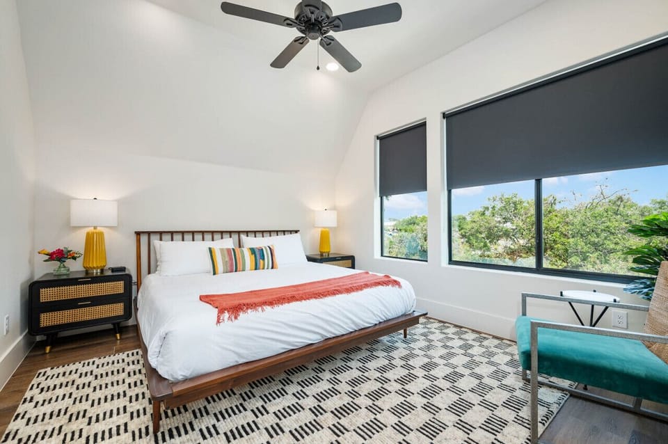 King master ensuite with Comal River views