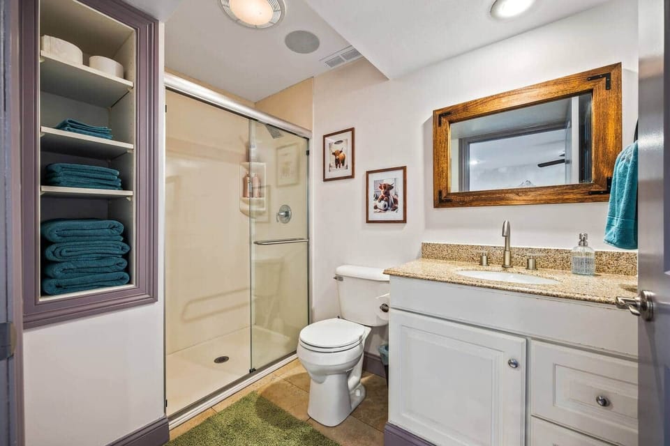 Full Bathroom off lower level Master Bedroom (Bedroom 4)
